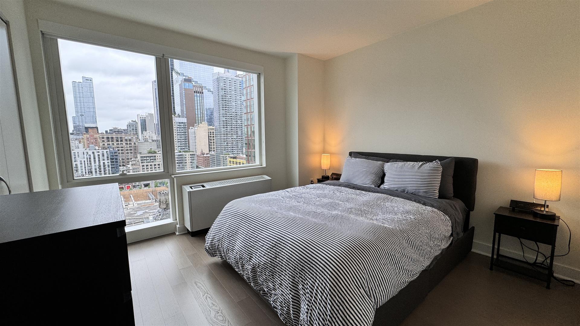 Casaé bedroom overlooking New York